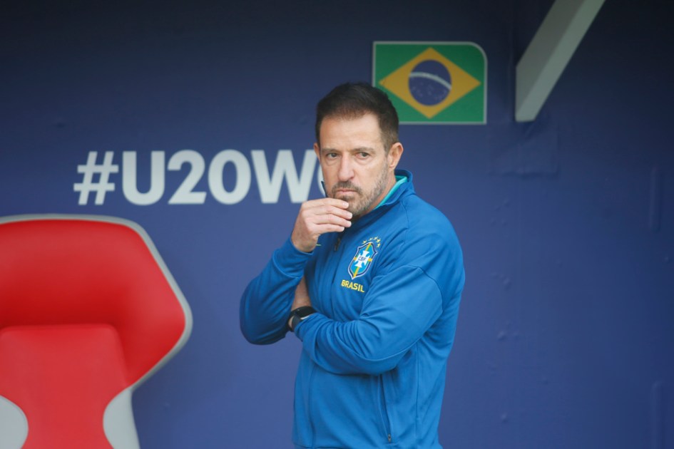 O técnico da seleção brasileira, Ramon Menezes, reage durante a partida entre Espanha e Brasil, válida pelo Grupo C da Copa do Mundo Sub-20, neste sábado, no Estádio Nacional Julio Martínez Prádanos, em Santiago