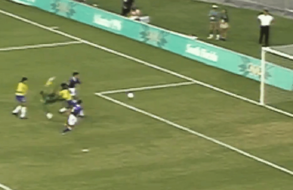 Após Dida e Aldair se atrapalharem, o gol fica aberto para o japonês Ito marcar e definir a vitória de sua seleção em Miami, na Olimpíada de 1996