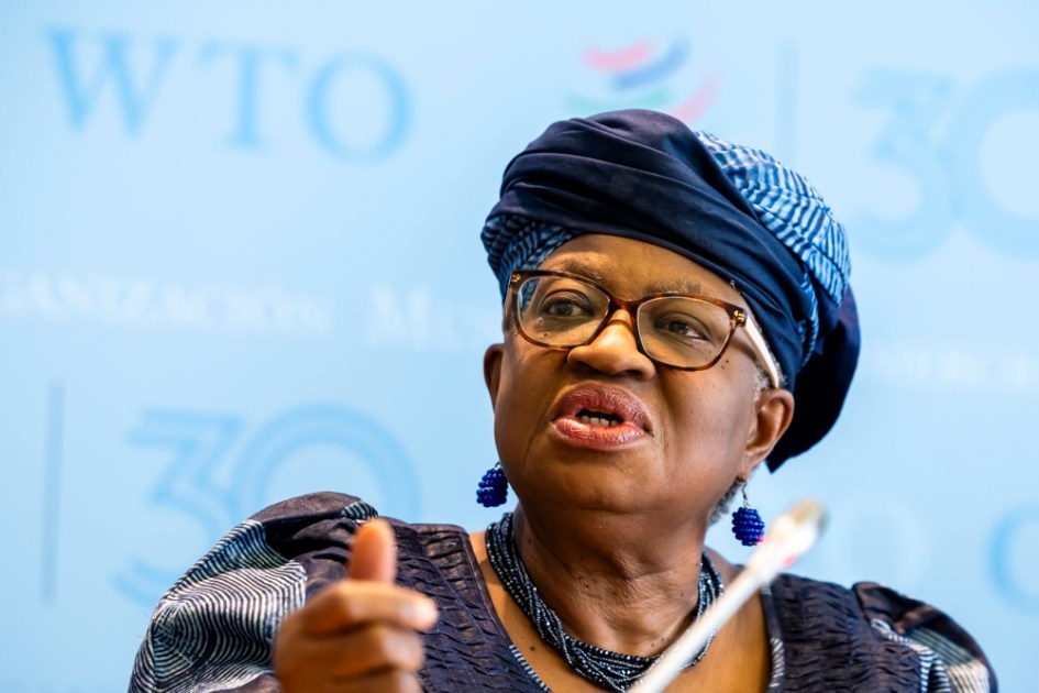 A nigeriana Ngozi Okonjo-Iweala, diretora-geral da Organização Mundial do Comércio (OMC), fala à imprensa sobre o relatório "Perspectivas e estatísticas do comércio global - atualização de outubro de 2025" durante uma coletiva de imprensa na sede da OMC em Genebra, Suíça, em 7 de outubro de 2025. (Suiza, Genebra) EFE/EPA/SALVATORE DI NOLFI