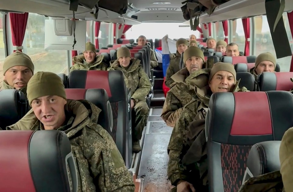 Imagem retirada de um vídeo distribuído pelo Serviço de Imprensa do Ministério da Defesa da Rússia mostra militares russos sentados em um ônibus após serem libertados em uma troca de prisioneiros entre a Rússia e a Ucrânia