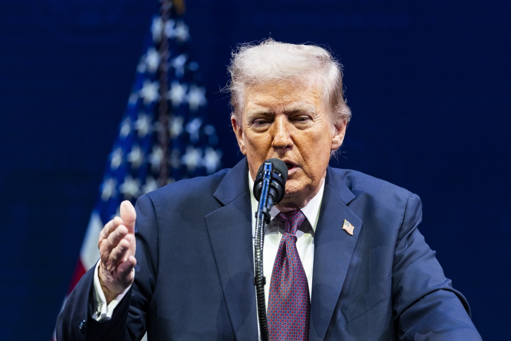 Trump pede ao Supremo que mantenha gênero do nascimento em passaportes de pessoas trans