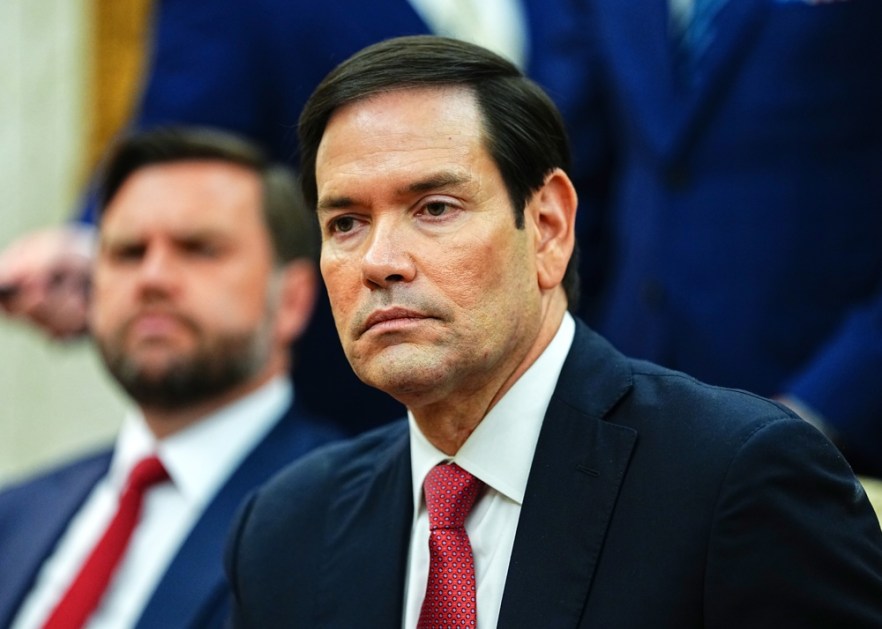 Secretário de Estado dos Estados Unidos, Marco Rubio, observa o encontro entre o Presidente dos EUA, Donald Trump, e o Presidente da Ucrânia, Volodymyr Zelensky, no Salão Oval da Casa Branca, em Washington