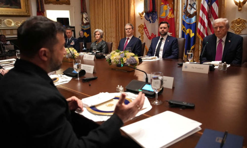 Presidente ucraniano Volodymyr Zelensky observa durante reunião com o presidente dos EUA, Donald Trump, e membros de seu gabinete na Casa Branca