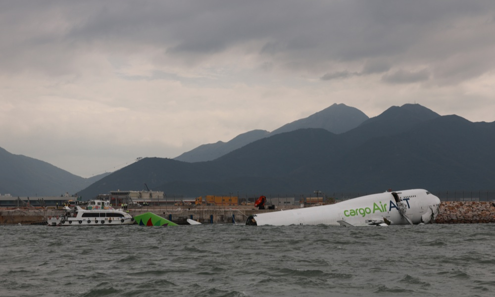 Avião cargueiro permanece na água após derrapar na pista do Aeroporto Internacional de Hong Kong
