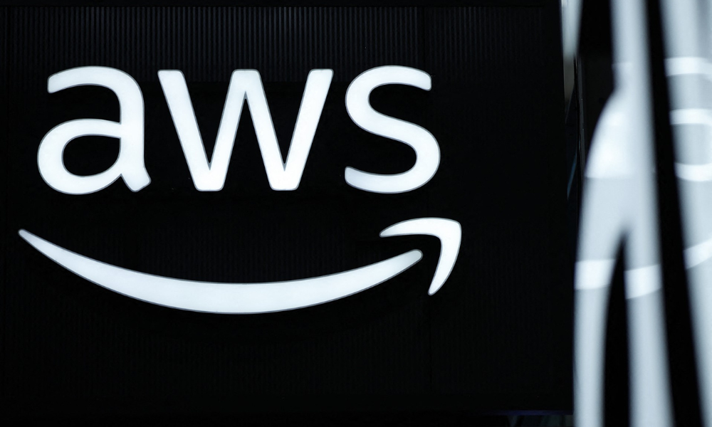 Logotipo da Amazon Web Services (AWS) é visto durante a abertura da feira industrial Hannover Messe, voltada para engenharia mecânica e elétrica e indústrias digitais