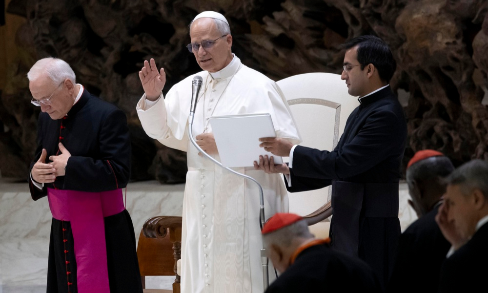 Papa Leão XIV acena durante audiência com os peregrinos que chegaram por ocasião da canonização, no Vaticano