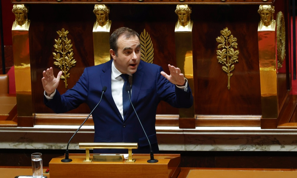 Primeiro-ministro francês, Sébastien Lecornu, discursa durante sessão de voto de desconfiança contra seu governo na Assembleia Nacional Francesa, em Paris