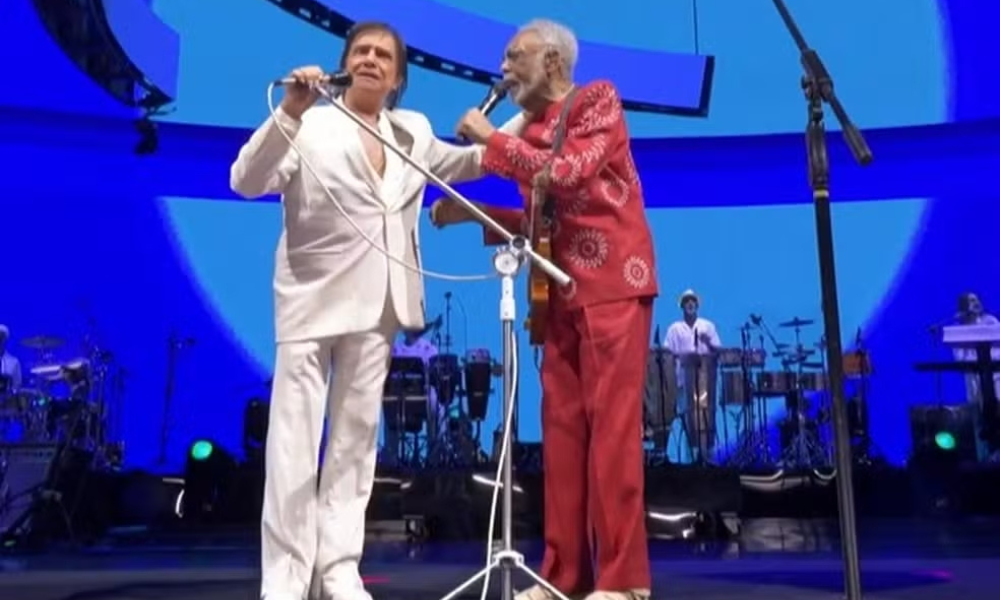 Gilberto Gil recebe Roberto Carlos no palco de seu show realizado no Allianz Parque, em São Paulo