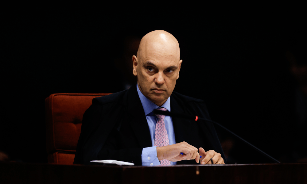Moraes envia denúncia da PGR contra Eduardo Bolsonaro para Hugo Motta avaliar