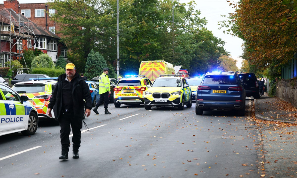 Quatro pessoas ficaram feridas em um atropelamento seguido de ataque com faca do lado de fora de uma sinagoga em Manchester, no Reino Unido