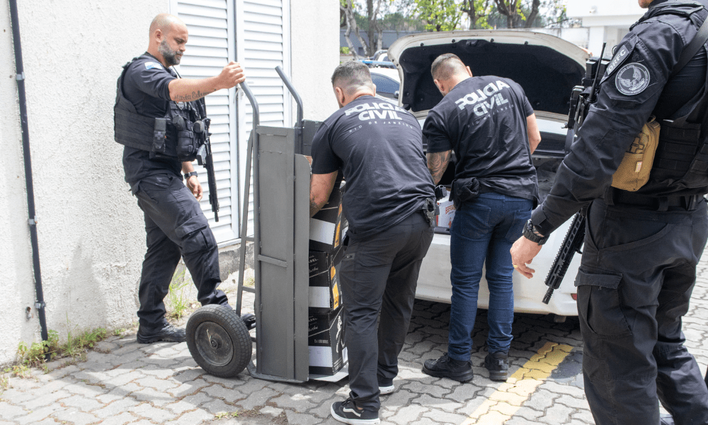 Bebidas de vários estabelecimentos são apreendidas, neste sábado (04), para análise no Rio de Janeiro