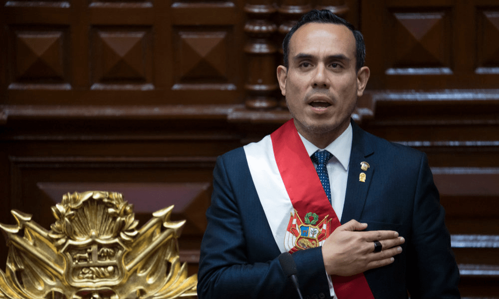 Presidente interino do Peru, José Jerí, jura seu cargo antes do Pleno do Congresso, em Lima