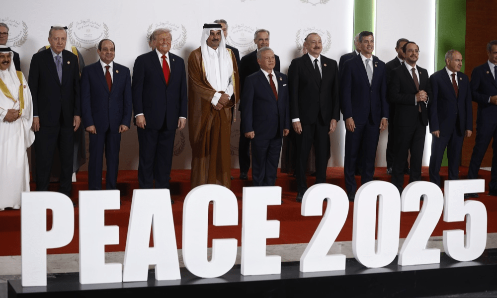 Presidente turco Recep Tayyip Erdogan, o presidente egípcio Abdel Fattah al-Sisi, o presidente dos EUA Donald Trump, o emir do Catar Cheikh Tamim ben Hamad al-Thani, o rei Abdullah II da Jordânia e outros dignitários posam para uma foto de família na Cúpula da Paz de Gaza, em Sharm El-Sheikh, Egito