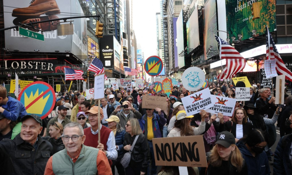 Milhares de pessoas se reúnem neste sábado (18) na capital do país e em comunidades nos Estados Unidos contra o comando do país sob Donald Trump