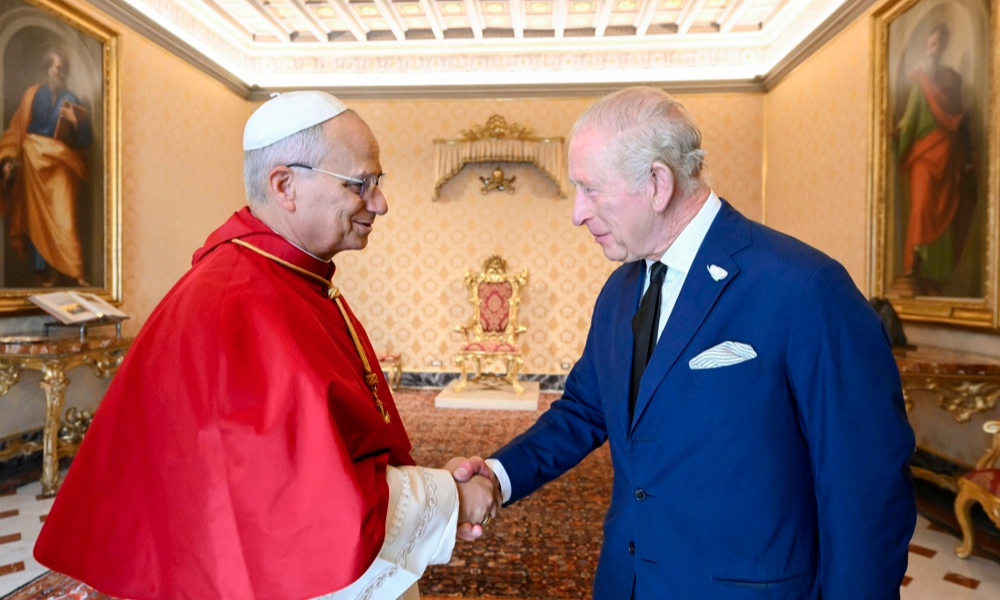 Papa Leão XIV cumprimenta o Rei Carlos III da Grã-Bretanha durante seu encontro na Cidade do Vaticano