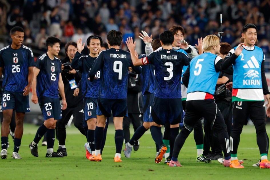 Jogadores japoneses comemoram após derrotar o Brasil no amistoso internacional de futebol entre Japão e Brasil em Tóquio, Japão, 14 de outubro de 2025. (Futebol, Amistoso, Brasil, Japão, Tóquio) EFE/EPA/FRANCK ROBICHON