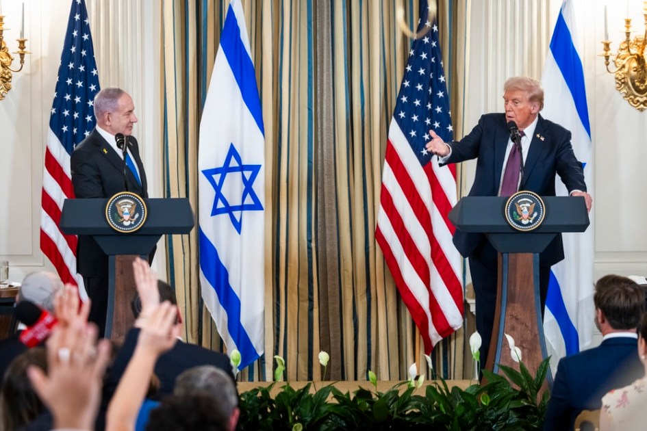 O presidente dos EUA, Donald Trump (D), e o primeiro-ministro de Israel, Benjamin Netanyahu (E), participam de uma coletiva de imprensa conjunta no Salão de Jantar de Estado da Casa Branca, em Washington