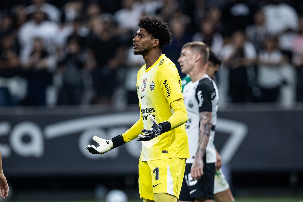 Exames apontam apenas luxação no ombro e Hugo Souza deve voltar ao Corinthians contra o Grêmio