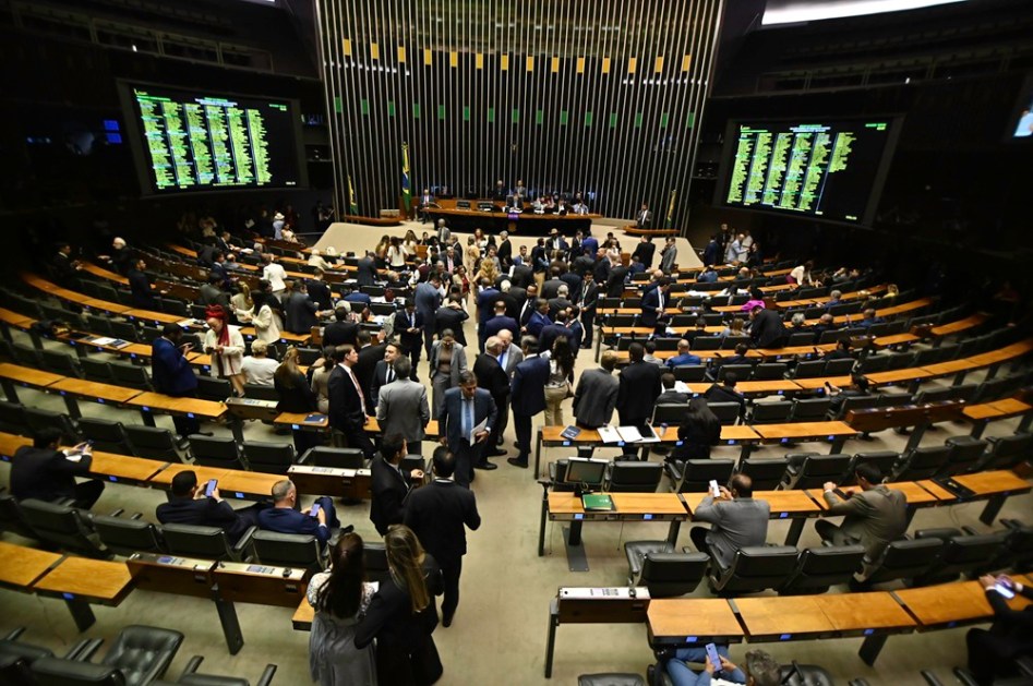 Nesta quarta (8) a Câmara dos Deputados derrubou a pauta da MP alternativas ao aumento do IOF, tributação de títulos de investimentos e cobrança retroativa a bets, após o Centrão articular rejeição com os deputados