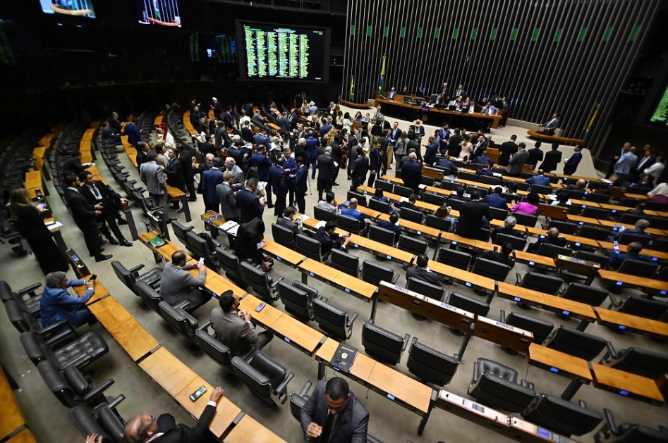 Câmara dos Deputados derrubou a pauta da MP alternativas ao aumento do IOF, tributação de títulos de investimentos e cobrança retroativa a bets