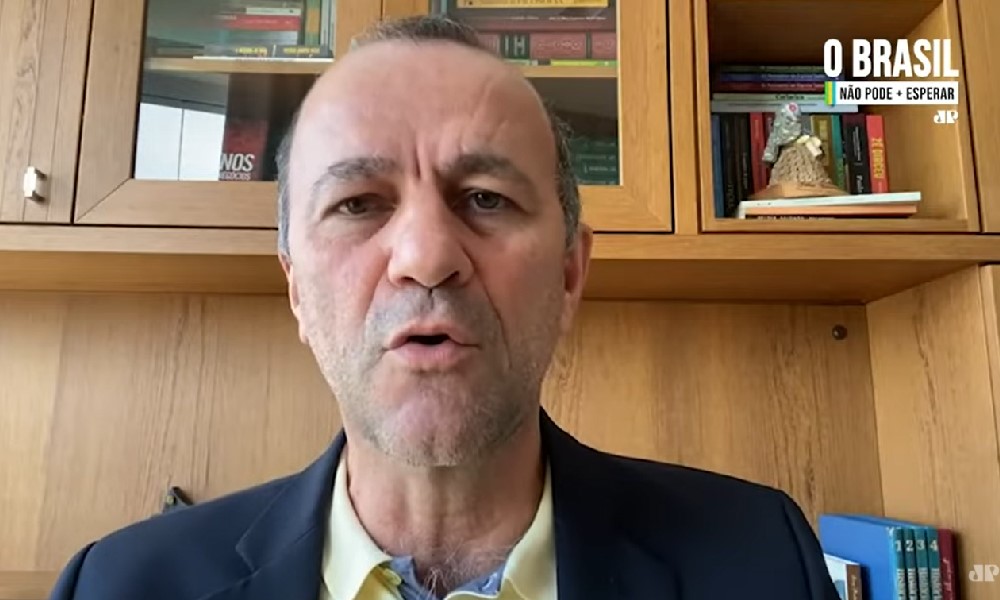 Helder Salomão (calvo, branco, de 55 anos) grava vídeo em que aparece do ombro para cima, com paletó azul marinho e camisa cor de gema