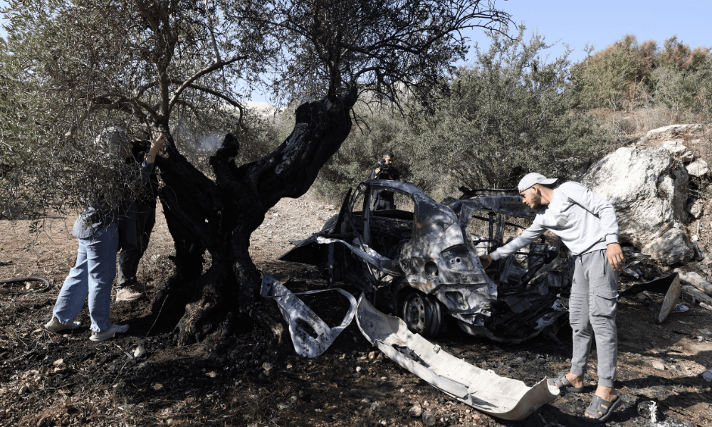 Palestinos observam os destroços de um veículo no local onde três palestinos foram mortos por forças israelenses durante um ataque na vila de Kafr Qud, perto da cidade de Jenin, na Cisjordânia ocupada por Israel, em 28 de outubro de 2025. Forças israelenses mataram três palestinos descritos como membros de uma "célula terrorista" durante um ataque perto de Jenin em 28 de outubro, informou a polícia. A operação na vila de Kafr Qud foi realizada em conjunto pelo exército e pela unidade de elite antiterrorismo da polícia, Yamam.