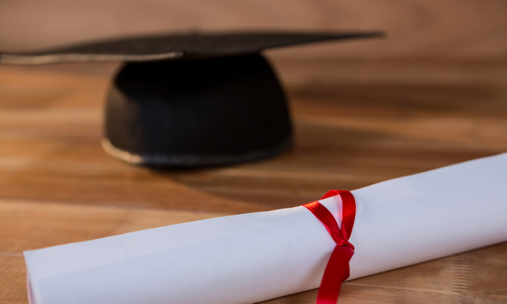 China aprova norma que obriga influenciadores a terem diploma