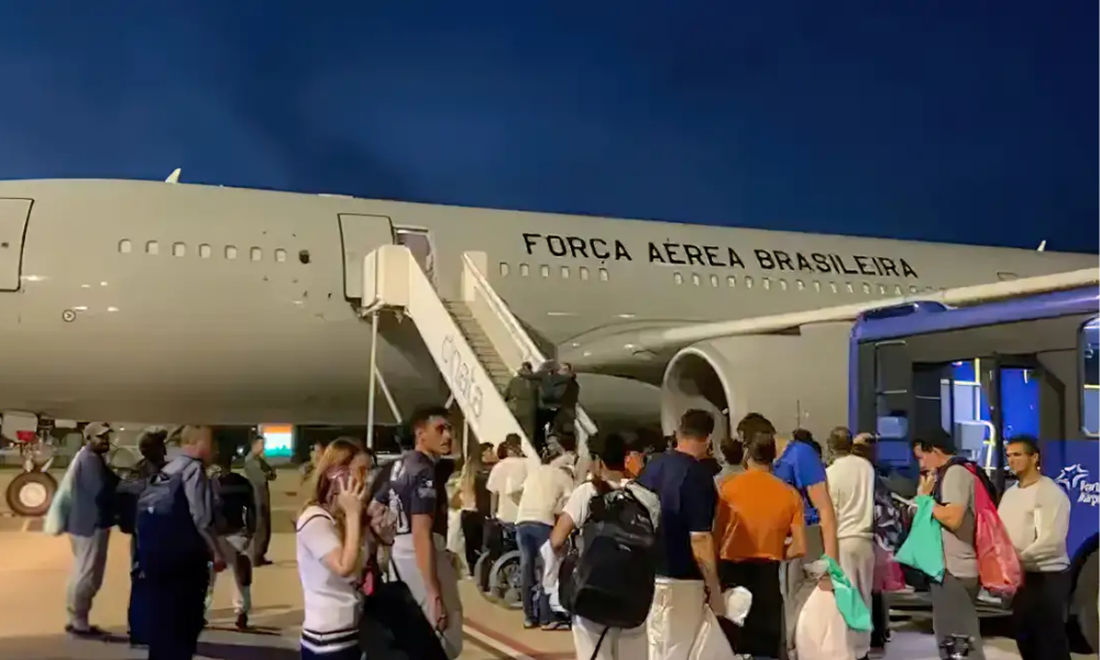 Avião com 96 brasileiros deportados dos EUA chega ao Brasil
