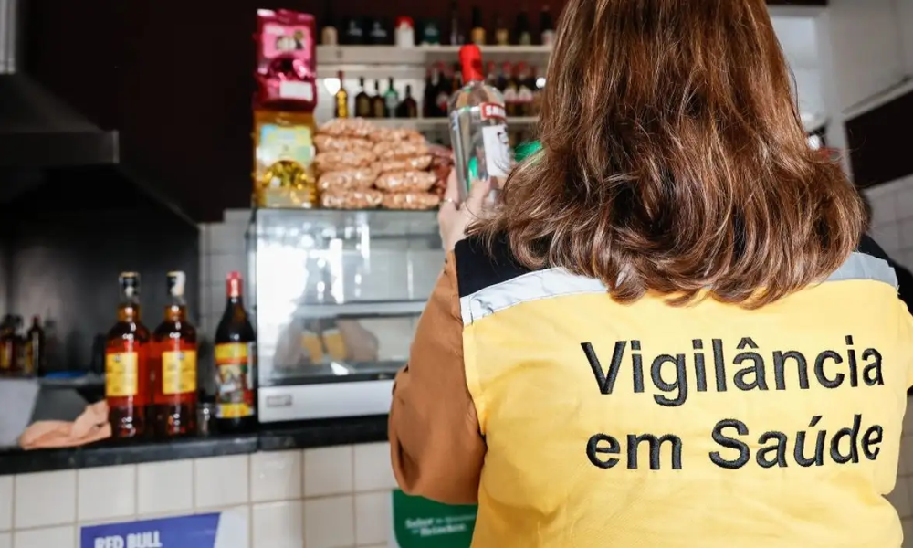 Força-tarefa apreende 117 garrafas de bebida sem procedência em SP