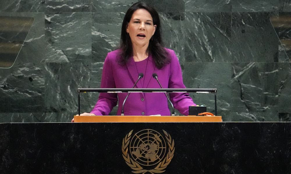 Annalena Baerbock, presidente da 80ª Assembleia Geral, discursa durante o Debate Geral da Assembleia Geral das Nações Unidas na sede da ONU em Nova York, em 23 de setembro de 2025. (Foto de TIMOTHY A. CLARY / AFP)