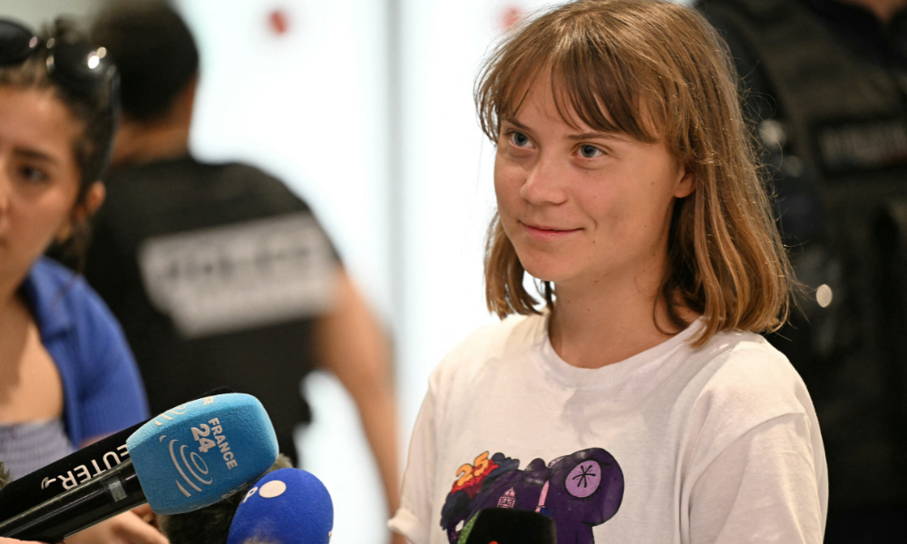 A ativista sueca Greta Thunberg conversa com jornalistas ao chegar ao Aeroporto Roissy-Charles de Gaulle, ao deixar Israel em um voo para a Suécia, via França, após ter sido detida juntamente com outros ativistas a bordo de um barco de ajuda humanitária com destino a Gaza, em 10 de junho de 2025. Thunberg partiu de Israel em um voo de Tel Aviv para a Suécia (via França). Das 12 pessoas a bordo do Madleen, que transportava alimentos e suprimentos para Gaza, cinco ativistas franceses foram presos após se recusarem a deixar Israel voluntariamente. (Foto de Hugo MATHY / AFP)