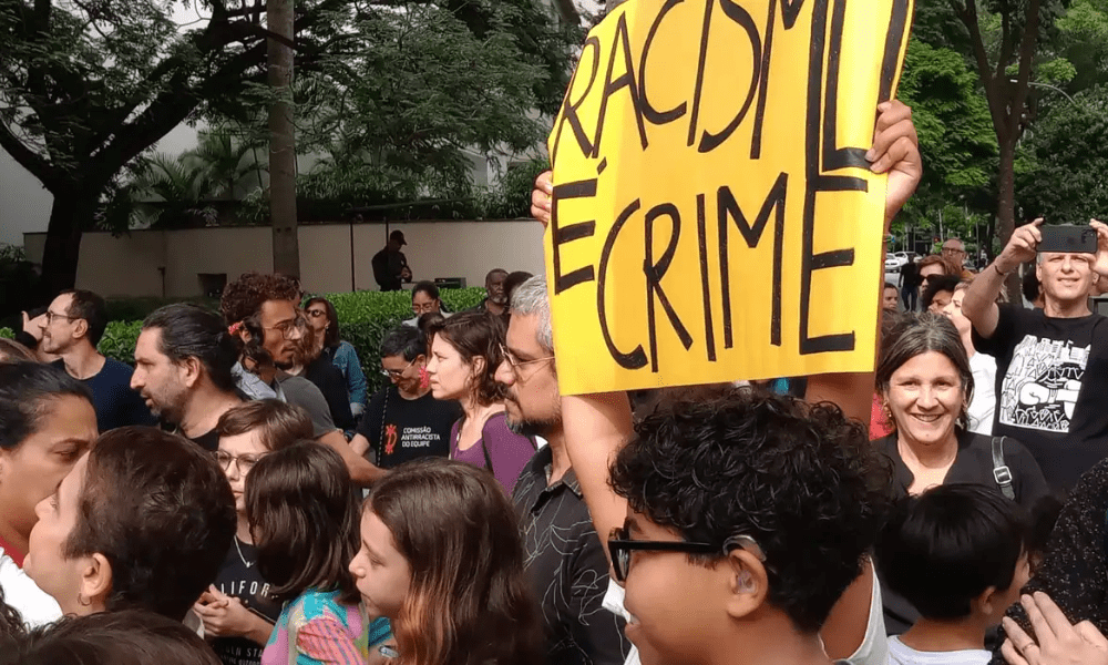 Defensoria pede R$ 759 mil em ação contra shopping de SP por racismo Estudantes do colégio Equipe foram discriminados por funcionários