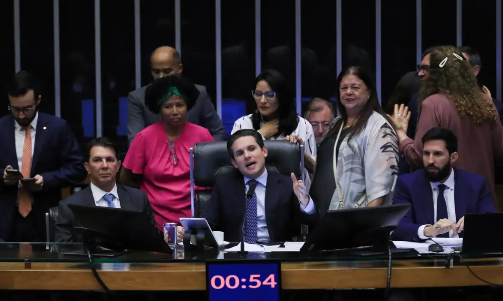 A Câmara dos Deputados rejeitou hoje (22) um recurso contra a votação conclusiva do Projeto de Lei (PL) 3640/23, na Comissão de Constituição e Justiça e de Cidadania (CCJ). O recurso, apresentado pelo Partido Novo, foi rejeitado por 344 votos contra 95. A matéria que trata da regulamentação do regime jurídico das ações concentradas do Supremo Tribunal Federal (STF) agora segue para o Senado.