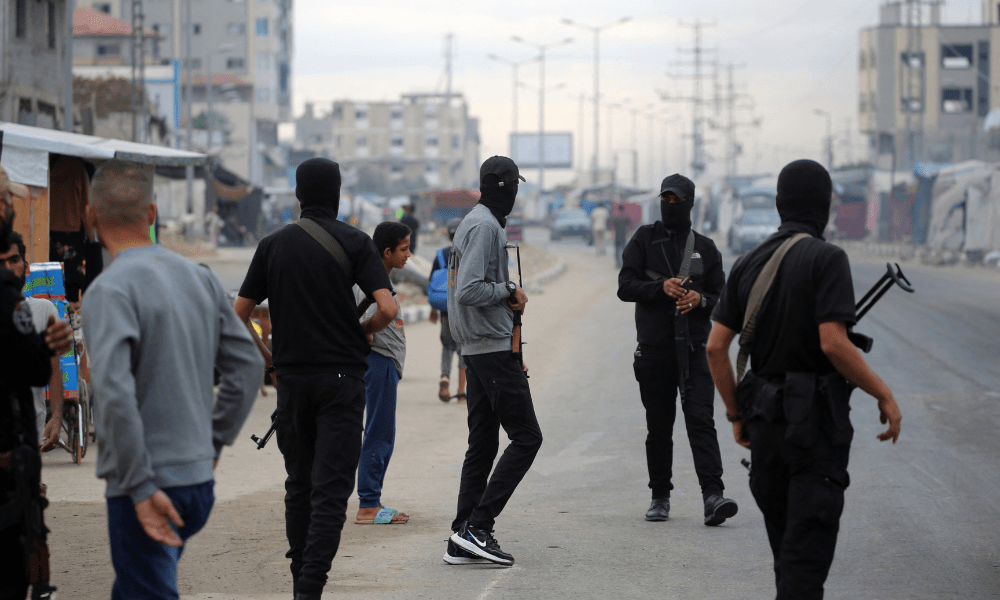 Israel declarou um cessar-fogo em Gaza e começou a retirar suas forças em 10 de outubro, enquanto dezenas de milhares de palestinos exaustos retornavam para suas casas devastadas. Membros das forças de segurança interna leais ao grupo palestino Hamas controlam um posto de controle no campo de refugiados de Nuseirat, no centro da Faixa de Gaza, em 12 de outubro de 2025.