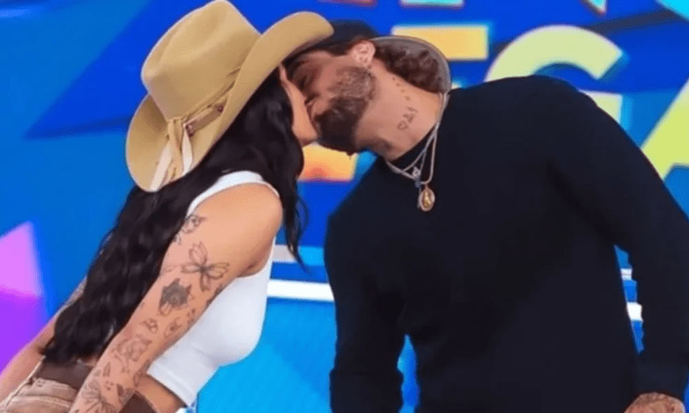 Ana Castela beija Zé Felipe ao vivo em programa e confirma namoro publicamente Foto: Reprodução/SBT