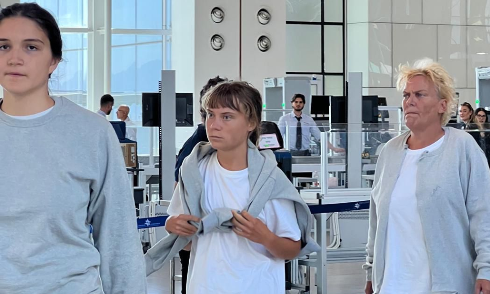 A ativista sueca Greta Thunberg, antes de ser deportada nesta segunda-feira. O ministro das Relações Exteriores israelense informou esta semana que 171 ativistas da flotilha Global Sumud, incluindo Greta Thunberg, foram deportados de Israel para a Grécia e Eslováquia. "Outros 171 provocadores da flotilha Hamás-Sumud, entre eles Greta Thunberg, fueron deportados hoy de Israel para a Grécia e Eslovaquia", enviado em um comunicado em X. EFE/Ministério Exteriores de Israel - SOLO USO EDITORIAL/SOLO DISPONIBLE PARA ILUSTRAR LA NOTICIA QUE ACOMPAÑA (CRÉDITO OBRIGATÓRIO) -