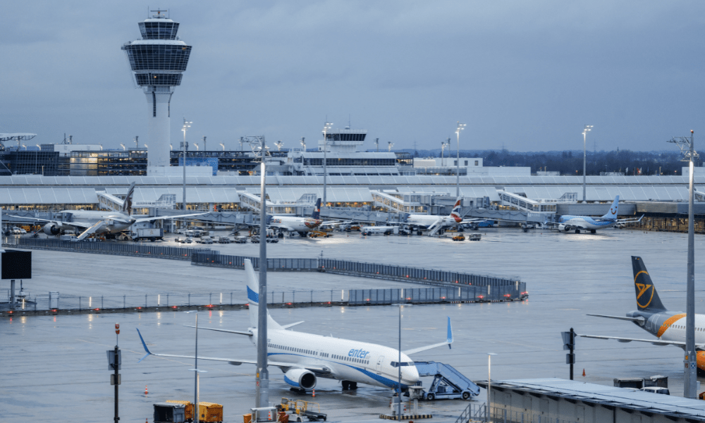 Vista geral do Aeroporto Internacional de Munique, no sul da Alemanha, no início de 20 de fevereiro de 2024. O aeroporto de Munique, na Alemanha, informou que o serviço foi retomado normalmente no início de 3 de outubro de 2025, após vários avistamentos de drones terem forçado seu fechamento no final de 2 de outubro de 2025, o mais recente de uma série de interrupções semelhantes na aviação em toda a Europa. Aeroportos na Dinamarca, Noruega e Polônia suspenderam recentemente voos devido a drones não identificados, enquanto Romênia e Estônia acusaram a Rússia, que minimizou as alegações. (Foto de Michaela STACHE / AFP)