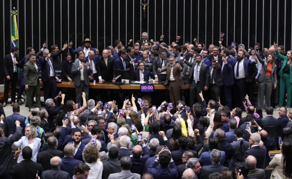 Confusão na Câmara após motim da oposição em razão da prisão domiciliar de Jair Bolsonaro
