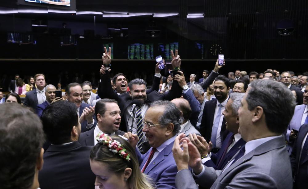 Deputados comemoram a derrubada da MP do IOF na Câmara