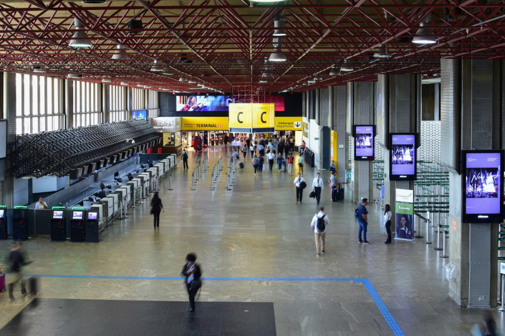 Por que o Aeroporto de Guarulhos foi condenado a pagar R$ 1,5 mil por perda de testes de covid?