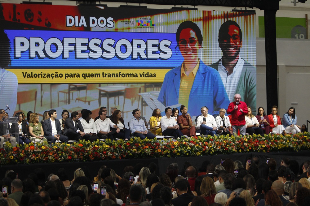 Professores terão cartão de crédito com anuidade zero, anuncia presidente da Caixa