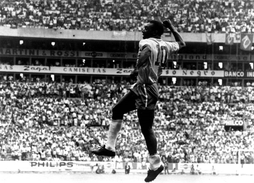 Pelé comemora gol pela Seleção Brasileira contra a Checoslováquia com um soco no ar, gesto que criou logo no início da carreira