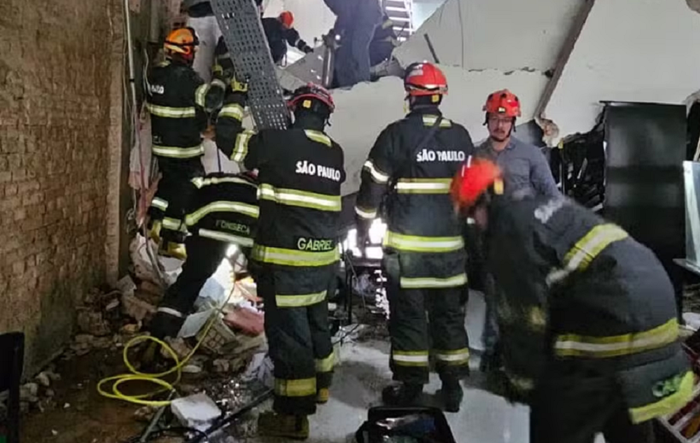 Teto de restaurante desaba em São Paulo e deixa seis feridos