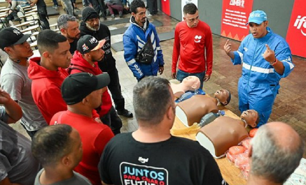 Ministério da Saúde e iFood treinam entregadores para agir em emergências e salvar vidas