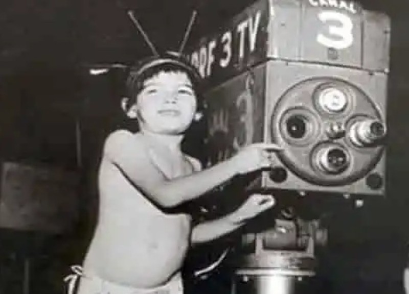 Menino brinca com câmera durante a festa de inauguração da TV Tupi, em 1950