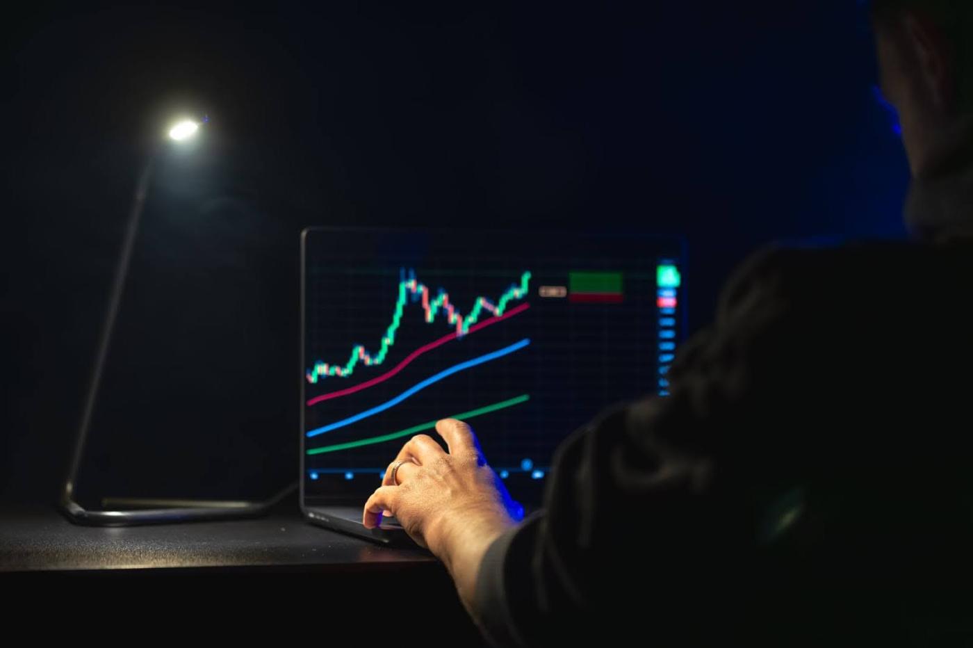 Trader reconhecido pela Forbes lança desafio para buscar até R$ 1 milhão em 12 meses e ensina sua técnica