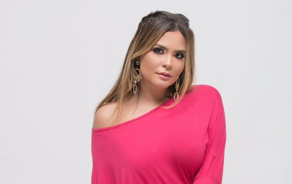 Geisy Arruda faz ensaio fotográfico com vestido rosa que a levou à fama 16 anos atrás