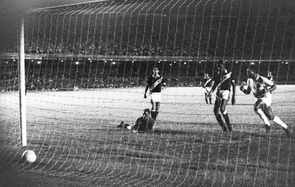 Pelé (dir.) marca seu milésimo gol cobrando pênalti na partida entre Vasco da Gama e Santos, realizada no Maracanã