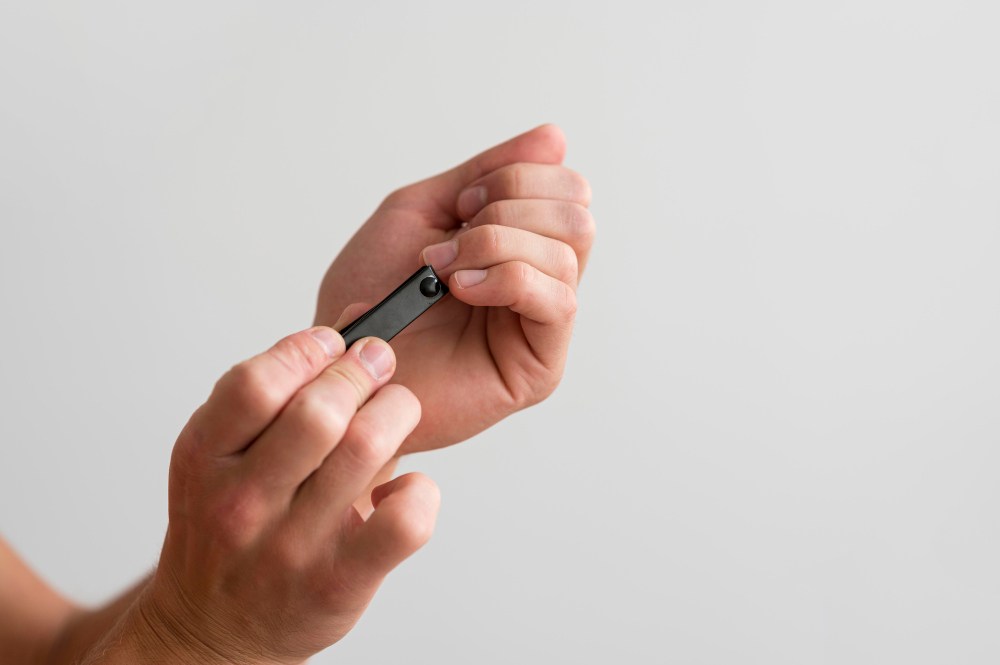 Tirar cutículas pode causar infecções; veja como proteger suas unhas
