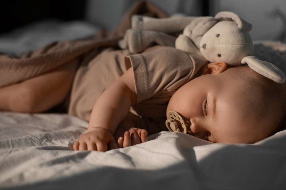 Dormir no mesmo quarto, sim; na mesma cama, não: orientações para seu bebê